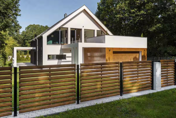 Pagar besi dengan desain kombinasi batu alam dan kayu